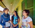 Besuch aus der Oberpfalz: Gerda Stollner (Mitte) und zwei Begleiterinnen aus dem Dekanat Sulzbach-Rosenberg in einem Dorf des Kaingang-Volkes nahe der Grenze zu Argentinien.	Bild: exb
