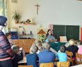Die Kinder lauschten der Lesung von Autorin Corinna Wallner.	Bild: Fürk