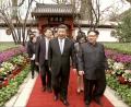Ein Videostandbild zeigt den chinesischen Präsidenten Xi Jinping und Kim Jong Un, Machthaber von Nordkorea (rechts), vor dem Staatsgästehaus Diaoyutai.

	Bild: CCTV/AP/dpa