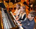Sechshändig spielen Leonie Reil, Paula Schießl und Julian Stefinger (von links) "The little Panther" und "Boogie Festival" und erhalten dafür viel Beifall. 	Bild: gi