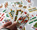 Max (Herz-König), Belle (Schellen 7) und Spitz (Eichel 7) sind die Trümpfe: Watten gehört in Bayern zur Tradition. Es ist aber illegal, sobald es um Geld geht. 	Bild: Gabi Schönberger