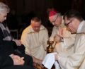 Bischof Rudolf Voderholzer (Zweiter von rechts) wäscht Agnes Gassner im Regensburger Dom die Füße. 		Bild: leh