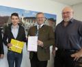 Baudirektor Reinhard Schade, Professor Stefan Weiherer (von links), Diplom-Betriebswirt Andreas Schaumberger und OB Andreas Feller (von rechts) gratulierten dem Studenten Tobias Rosskopf (Mitte) zur Bachelor-Arbeit, die mit Note "sehr gut" bewertet wurde.	 Bild: Hirsch