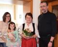 Enkelin Melanie mit Urenkelin Lilli gratulieren Hildegard Steinmetz zum 80. Geburtstag. Pfarrer Andreas Utzat schließt sich gerne an.	Bild: wku
