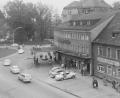 Einstmals eine gute Adresse, heute Kino. Direkt am Kreisverkehr tankte man in den 60er-Jahren noch Esso und trank ein Bier in der Gaststätte Nabburgertor.	Bild: exb/Uwe Weiß