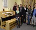 Der Förderverein der Musikschule um Vorsitzenden Hans Roßmann (Fünfter von links) stellt 7100 Euro für den Kauf einer Orgel zur Verfügung. Darüber freuen sich Musikschulleiter Wolfgang Ziegler und seine Stellvertreterin Klara Bäumler, Bürgermeister Hermann Ach (von links) sowie die Orgelschülerinnen Jenny Hofmeister, Lisa-Maria Franz und Karin Deisinger (von links).	Bild: gi