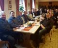 Die Vertreter der CSU-Kreistagsfraktion um Fraktionsvorsitzenden Stefan Braun (Sechster von links) diskutieren mit Kreiskämmerer Anton Weber (rechts) den Kreishaushalt 2018.	Bild: exb