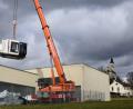 Der Kran hievt ein 19 Tonnen schweres Teil des neuen Bearbeitungszentrums in die Halle der Firma Leistritz Produktionstechnik GmbH.	Bild: bey