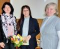 Regina Krywinski (rechts) und Brigitte Schindler (links) vom Führungsteam bedankten sich mit einem Frühlingsgruß bei Referentin Elfriede Schwarzmeier. 	Bild: hai