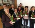 Petra Held, Anneliese Zweck, Johanna Forster, Gertraud Gradl und Barbara Schießl (von links) sind Aktivposten des Bergknappenvereins Marienschacht. Dafür gab es Blumen. 	Bild: ga