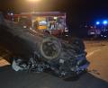 Der verunglückte Opel bleibt auf dem Dach liegen.	Bild: dob