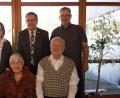 "Mit dem Paradies im Rücken", wie Bürgermeister Martin Preuß die Aussicht vom Wintergarten des Diakonie-Seniorenheims auf die Stadt beschreibt, feiern Charlotte und Heinz Werner (vorne) ihre diamantene Hochzeit, wozu außer dem Stadtvertreter (Mitte) auch Tochter Judith (hinten links) und Sohn Tobias (rechts) gratulieren. 	Bild: inl