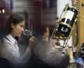 Eine Besucherin der Weinmesse in Hong Kong steht vor einem Stand und probiert einen Wein. Immer häufiger greifen die Chinesen zu guten Tropfen aus deutschen Anbaugebieten. 	Bild: Jerome Favre/dpa