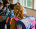 Wenn es nach der Regierung in Nordrhein-Westfalen geht, sollen junge Mädchen nicht mehr mit Kopftuch in die Schule kommen dürfen. Der Plan erntet Zustimmung, aber auch Widerspruch.	Archivbild: Wolfram Kastl/dpa