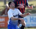Der Moosbacher Kevin Vogel (rechts) setzt sich im Kopfballduell gegen Tobias Kroop (Püchersreuth) durch.	Bild: A. Schwarzmeier