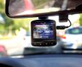 Eine Dash-Cam, befestigt an der Windschutzschreibe, filmt aus einem Auto den Straßenverkehr in Berlin. 	Archivbild: Wolfgang Kumm/dpa