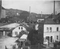 Blick von der Regensburger Straße aus in Richtung der heutigen Marienstraße. Die existiert Mitte der 60er-Jahre noch nicht, stattdessen steht hier die Emailfabrik der Gebrüder Baumann.	Bild: exb/Uwe Weiß