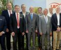 Diese Experten in Sachen "Immobilien" stehen bis einschließlich Freitag in den Messeräumen der Sparkasse für Beratungsgespräche zur Verfügung (von links): Uwe Jäger, Norbert Kraus , Norbert Hackl, Peter Braun, Dietmar Wein, Sascha Fuchs, Manfred Fuchs, Alfred Neidl, Thomas Stumpf, Markus Kasprzik, Peter Pirzer, Wilfried Bühner und Hans Helgert.	Bild: Hirsch