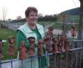 Glücklich kann die Vorsitzende des Frauenbundes Schwarzach, Christine Schwarz, die gelungenen Kunstwerke präsentieren.	Bild: ga