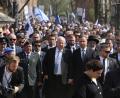 Angeführt von den Präsidenten Israels und Polens, Reuven Rivlin (Mitte links) und Andrzej Duda (Mitte rechts) zogen am Donnerstag etwa 12 000 Menschen aus vielen Ländern vom ehemaligen Hauptlager ins drei Kilometer entfernte Vernichtungslager Auschwitz-Birkenau.	Bild: Stanislaw Rozpedzik/dpa