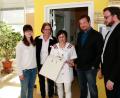 Christine Balg (Dritte von links) beschrieb Bundestagsabgeordnetem Uli Grötsch (Zweiter von rechts) die Details ihrer Aufgaben auf der Station. Mit im Bild Christine Riedl (Leiterin soziale Betreuung) und stellvertretende Pflegedienstleiterin Edith Urbanczyk (von links), rechts Fachbereichsleiter Andreas Neugirg. 	Bild: wro