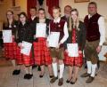 Bürgermeister Hans Graßl überreichte zusammen mit Jürgen Lößl und Georg Bergschneider die Abzeichen für die Leistungsprüfungen: (von links) Andrea Setzer (D2), Magdalena Zwicknagl (D1), Sabrina Nothas (D1), Tobias Setzer (D1), Rebekka-Sophie Walbrun (D2). 	Bilder: weu (2)