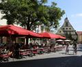 Sommer 2013 in der Altstadt, mit Blick auf das unverhüllte Alte Rathaus: Dieser Anblick ist für viele Einwohner und vermutlich auch für viele Besucher "typisch Weiden". 	Archivbild: Götz