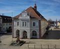Vor rund 300 Jahren wurde das markante alte Rathaus am Mitterteicher Kirchplatz erbaut. Vor allem der Dachstuhl weist Schäden auf, weshalb ab 2019 eine Grundsanierung erfolgt. Im Zuge der Maßnahmen soll das Gebäude auch barrierefrei umgestaltet werden.	Bild: Grüner