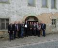 Der stellvertretende Vorsitzende des Vereins Ackerbürgerhaus, Georg Sollfrank (Vierter von links), freut sich über den Förderbescheid aus den Händen von Wolfgang-Günther Ewald, Ministerialrat am Landwirtschaftsministerium. Mit diesem Geld wird unter anderem Projektkoordinator Edgar Zwerenz (Siebter von links) bezahlt. 	Bild: rti