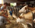 Bezirksbäuerin Rita Blümel unterstützt das Projekt "Gesunde Ernährung mit heimischen Produkten". Grundschüler werden dabei auch das Klassenzimmer gegen den Bauernhof eintauschen. 	Bild: exb