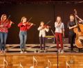 Zoe Berg (Gesang), Florian Klein (Bass) und die Geigerinnen Anna Fischer, Leontien Luber sowie Samantha Wolfrum (von links) boten Billy Joel's Hit "The longest time". 	Bilder: sus (2)