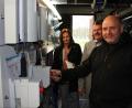 Bademeister Armin Weinfurtner (rechts) zeigt Werkleiter Wilhelm Meier und Badmanagerin Rosa Schafbauer die neue Steuerungsanlage für die Chlorgasanlage.	Bilder: Mardanow (3)