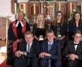 Pfarrer Konrad Schornbaum mit den sechs Konfirmanden aus Eschenfelden am Altar der Corpus-Christi-Kirche.	Bild: bmr
