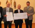 Der Förderscheck wurde beim Festakt symbolisch übergeben und dazu auch die Anerkennungsurkunde. Das Bild zeigt von links MdL Alexander Flierl, Bürgermeister Walter Schauer, Leitenden Baudirektor Thomas Gollwitzer und Landrat Thomas Ebeling.	Bild: mnt