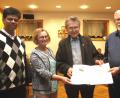 Pfarrer Thomas, Diözesansekretärin Christa Mösbauer und Vorsitzender Hans Ziegler (von links) ehrten Josef Federer (Zweiter von rechts) für 40-jährige Mitgliedschaft bei der Katholischen Arbeitnehmer-Bewegung. 	Bild: Hirsch