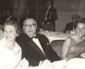 Die Aufnahme aus dem Jahr 1967 zeigt Margret und Max Schwarz zusammen mit Erika Odemer (rechts) bei einer Veranstaltung in Madrid. 	Bild: exb
