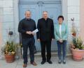 1060 Euro überreichen die Vorsitzenden der Katholischen Arbeitnehmerbewegung Tirschenreuth, Thomas Pinzer (links) und Rita Kraus, an Stadtpfarrer Georg Flierl zur Weiterleitung an das Hilfswerk Misereor.	 	Bild: heb