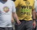 Opel-Mitarbeiter am Donnerstag auf dem Weg zu einer vom Betriebsrat einberufenen Versammlung. Die Arbeitnehmervertretung will die Sanierungsmaßnahmen des Managements nicht mittragen. 	Bild: Boris Roessler/dpa