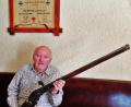 Josef Leypold mit einem Radschlossscheibengewehr, das in den Jahren um 1740 mitunter in der Waffenmanufaktur in Fortschau gebaut wurde. 	Bild: br