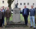 Die Initiatoren der Ausstellung "200 Jahre Herzöge von Leuchtenberg" sind voller Erwartung. Die Aufnahme zeigt von links: Rudolf Hager (Freundeskreis), Kurator Dr. Rainer Tredt, Peter Egerer (Der Stadtturm), Bürgermeister Richard Tischler, Josef Schönwetter (Sprecher Freundeskreis). 	Bild: bnr