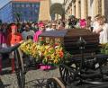 Von sechs schwarzen Rössern wurde der mit Blumen geschmückte Wagen auf dem der Sarg von Kardinal Josef Beran ruhte vom Strahov Kloster zum Veitsdom gebracht. Die Beisetzung findet am Tag des böhmischen Landespatrons, dem Heiligen Adalbert angesetzt. Hinter dem Sarg Kardinal Duka