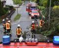 Die Feuerwehr Kemnath beseitigt eine umgestürzte Föhre, die Teile der Paul-Zeidler-Straße blockiert. 	Bild: mde