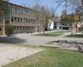 Im Zuge der Generalsanierung wird es an der Grundschule Teunz künftig auch ein Ganztagsangebot geben. Der weitläufige Schulhof bietet Möglichkeiten für die Gestaltung der gemeinsamen Freizeit. 	Bild: frd