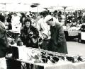 Diese Aufnahme entstand im April 1990: Das Angebot auf dem Krüglmarkt ist zeitlos, Mode nicht. 	Bild: gf