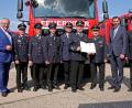Innenminister Joachim Herrmann (links), der zweite Vorsitzende des Landesfeuerwehrverbandes Bayern, Norbert Thiel und parlamentarischer Staatssekretär Stephan Mayer (von rechts) gratulierten (von links) Florian Braunreuther, Markus Busch, Sebastian Zeitler, stellvertretenden Kommandant Alfred Vogel und Kommandant Peter Denz von der Feuerwehr Kemnath sowie Kreisbrandrat Andreas Wührl zum neuen Fahrzeug. 	Bild: StMi/Schedensack