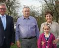 Mit dem Jubilar Franz Leitl freuten sich dessen Ehefrau Barbara, Enkelin Theresa und 3. Bürgermeister Benno Schißlbauer (links). 	Bild: exb