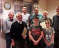 Max Fischer (Zweiter von links) und Josef Markl (Dritter von rechts) sind nun Ehrenmitglieder des rührigen Schachclubs. Mit fast 80 Jahren nehmen sie immer noch am aktiven Spielbetrieb teil.	Bild: krb