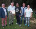 Bürgermeister Heinrich Maier (links), Vorsitzender Michael Kühnel (Mitte), Sportreferent Wolfgang Schwarz (Zweiter von rechts) sowie Michaela Hausner gratulieren Anton Korsche für 40 Jahre im Verein. 	Bild: krb