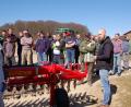 Beim Striegel-Workshop auf dem Biohof Rümpelein stellen Ackerbauberater Konrad Maier (vorne) und Techniker Wolfgang Würth (8.v.links) interessierten Landwirten einen Rollstriegel vor.