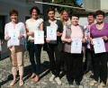 Für herausragende Leistungen beim "Urlaub auf dem Bauernhof" erhielten (vorne, von links) Elisabeth Bauer, Claudia Fuhrmann, Christine Kraus, Franziska Schedl, Helga Köstler und Rosalinde Wegmann Urkunden. Vorsitzende Elisabeth Zeitler (hinten, Zweite von rechts) und Miriam Bartels (hinten, Vierte von rechts) gratulierten. 	Bild: wro